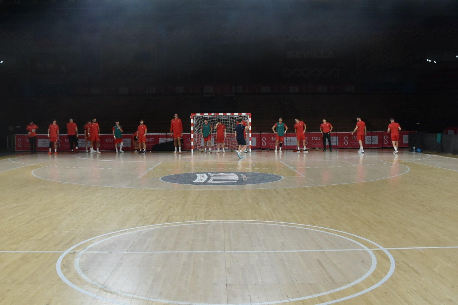 Los jugadores del Cajasol Sevilla BMProin se entrenan por primera vez en el Palacio de los Deportes con vistas al partido copero frente al Sinfín cántabro.