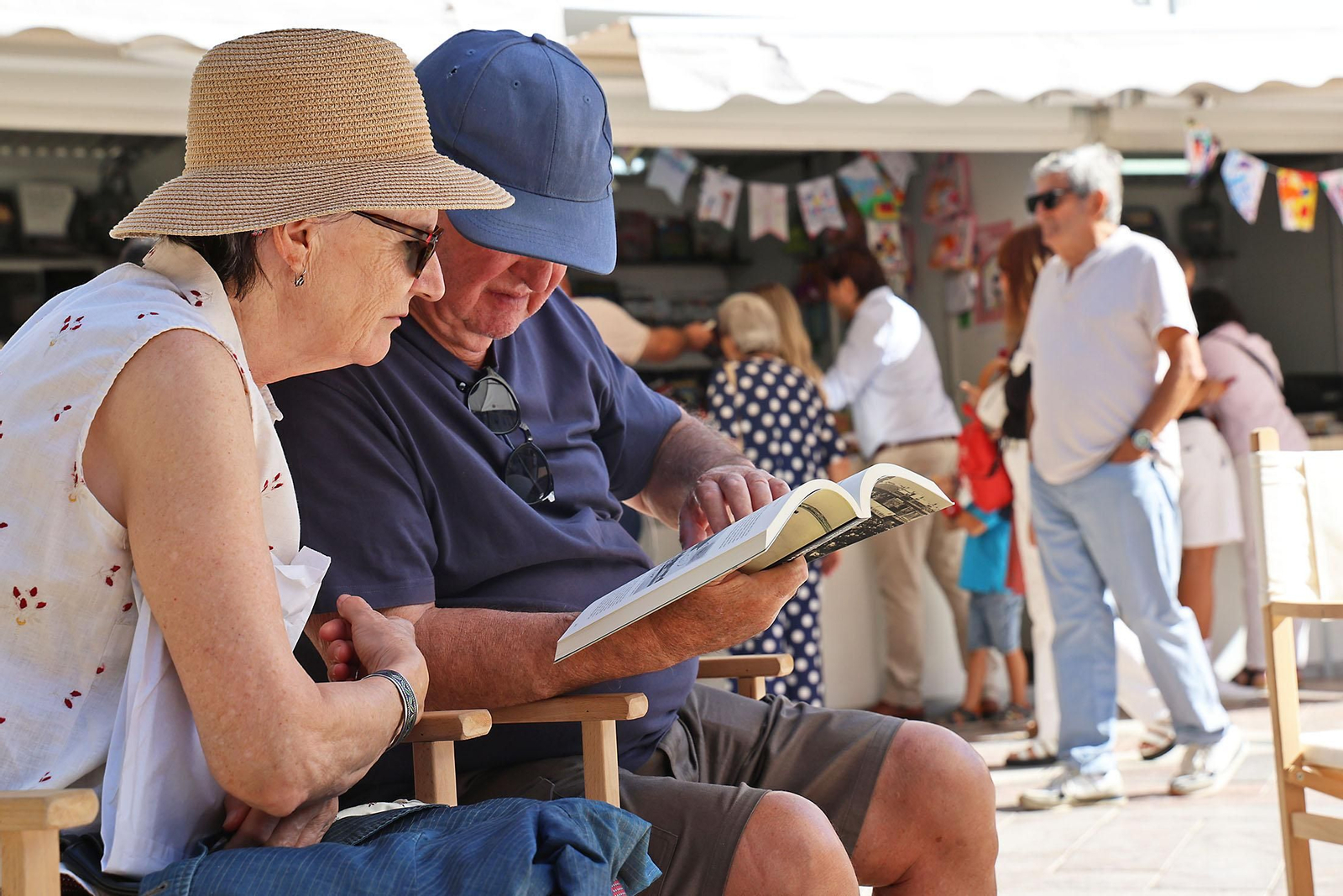 Imágenes del ambiente en la Feria del Libro de Huelva