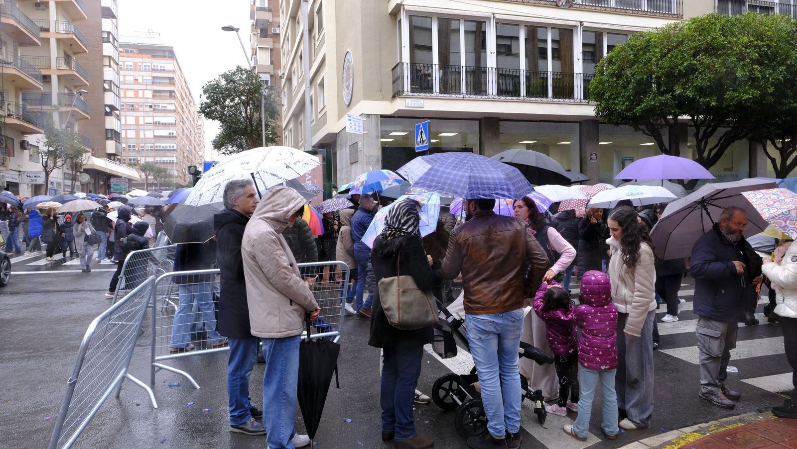 Fotografías de la cabalgata de los Reyes Magos pasada por agua en Almería