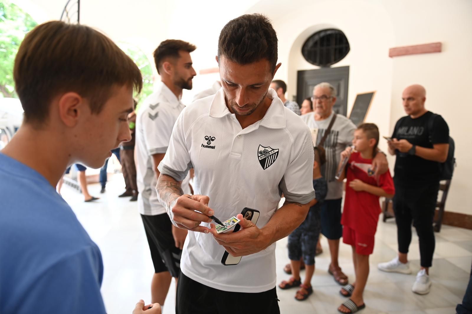 La ofrenda floral del Málaga CF a la Divina Pastora, en fotos