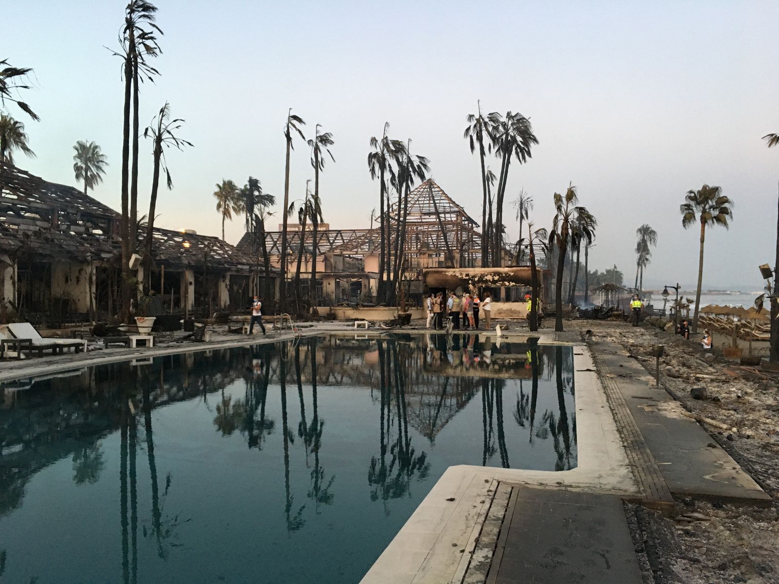 Estado del centro comercial Laguna Village tras el incendio declarado el pasado sábado en Estepona.
