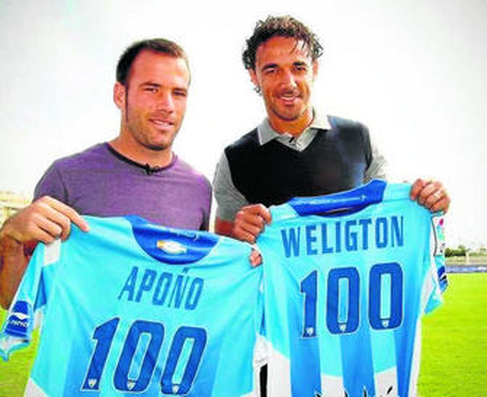 Apoño y Weligton posan con las camisetas conmemorativas.