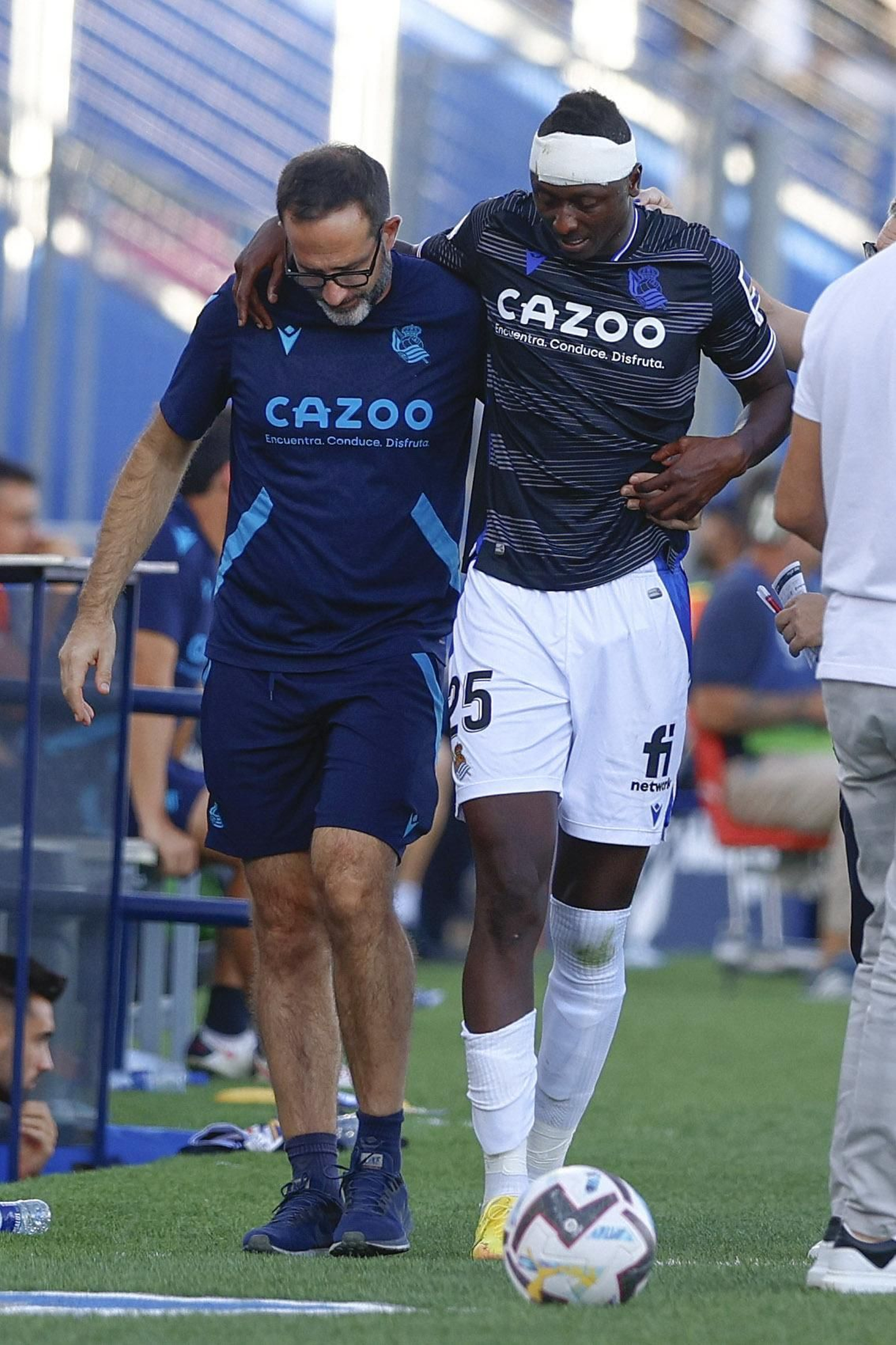 Sadiq es ayudado a abandonar el césped del Coliseum Alfonso Pérez. Sadiq es ayudado a abandonar el césped del Coliseum Alfonso Pérez.