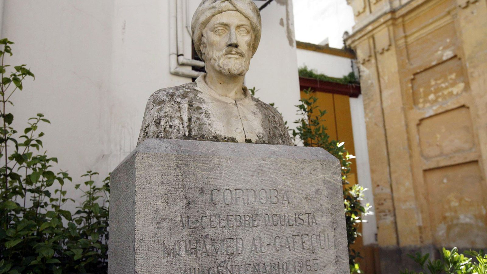 Monumento a Al-Gafequi, en la plaza del Cardenal Salazar.