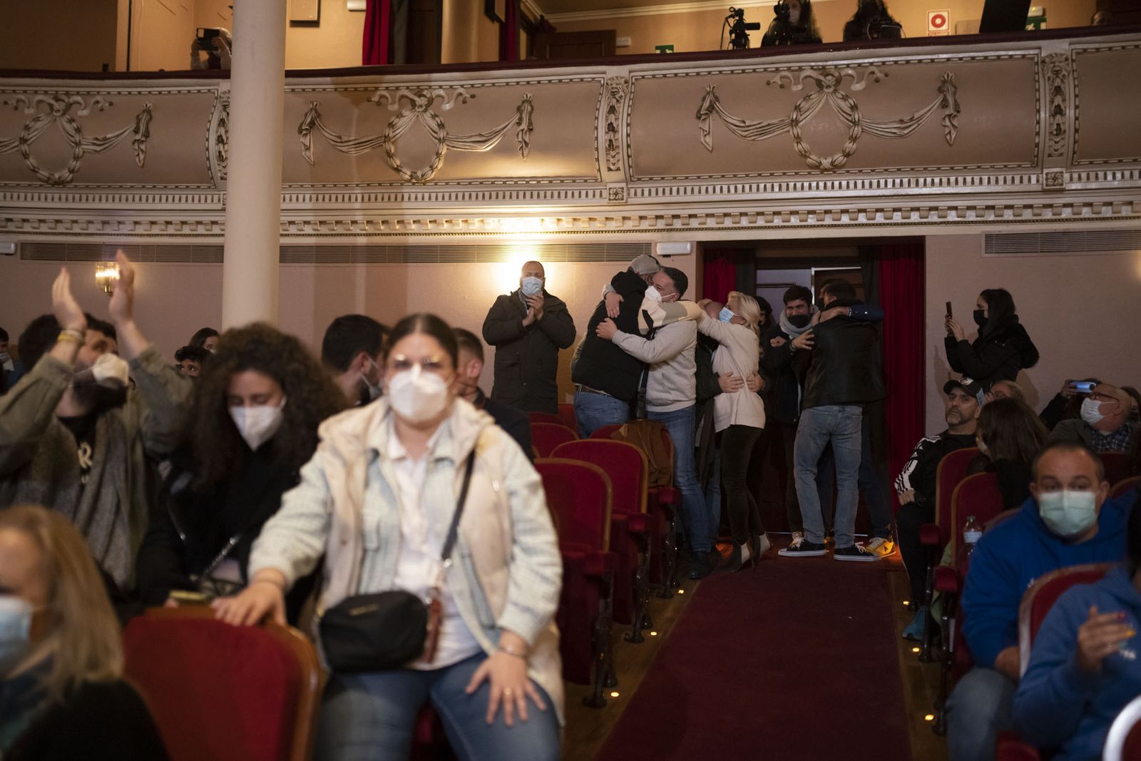 La alegría fue por barrios en el último pase de semifinales del Gran Teatro de Huelva.