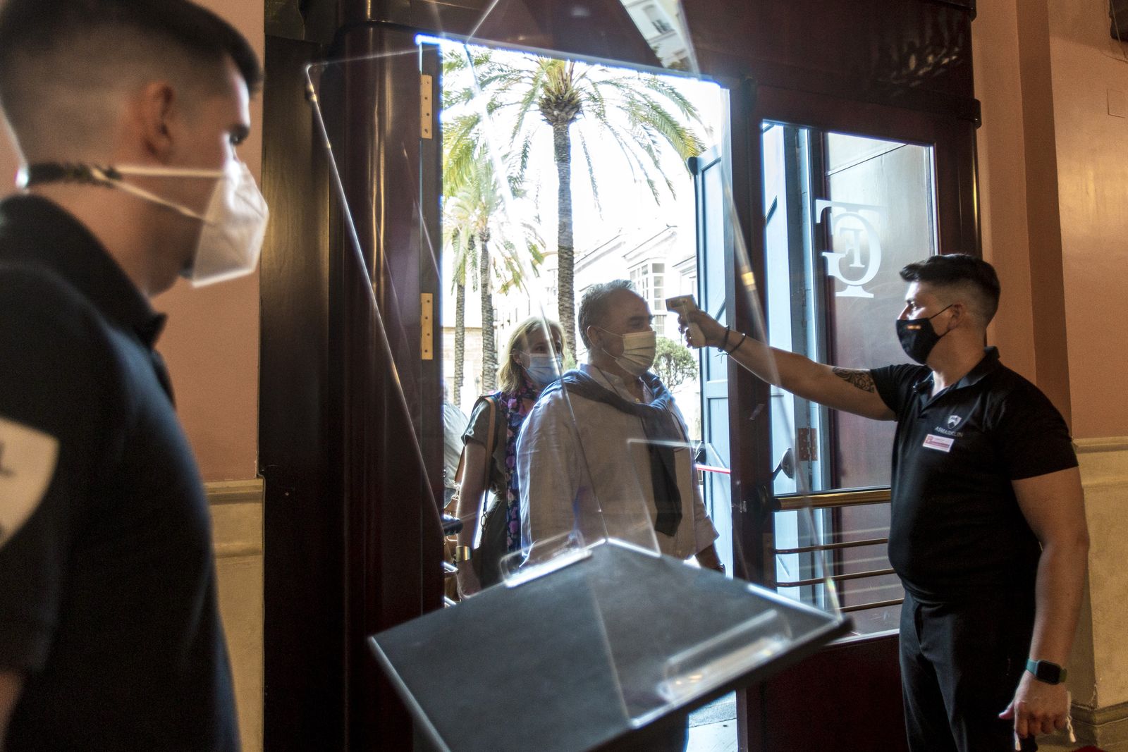 Personal del Gran Teatro Falla toma la temperatura a los espectadores antes de acceder al edificio.