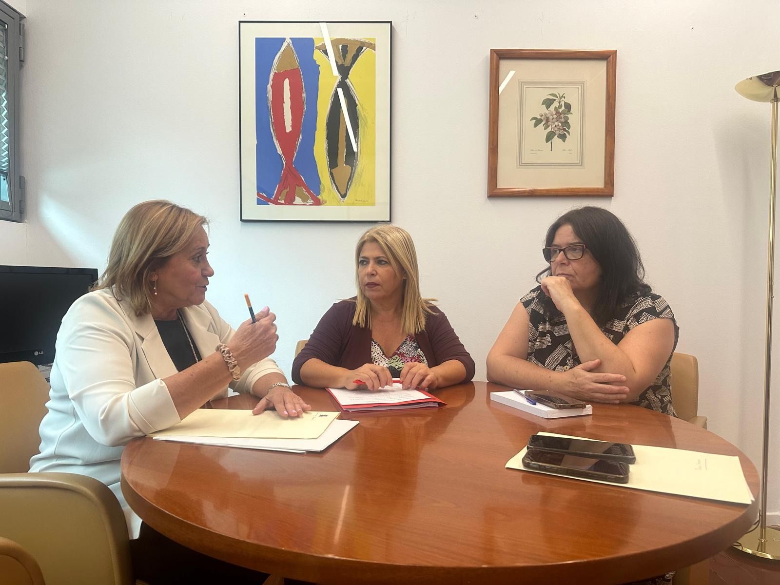 La portavoz de Pesca del PSOE, María Luisa Faneca López, junto a Mamen Sánchez.