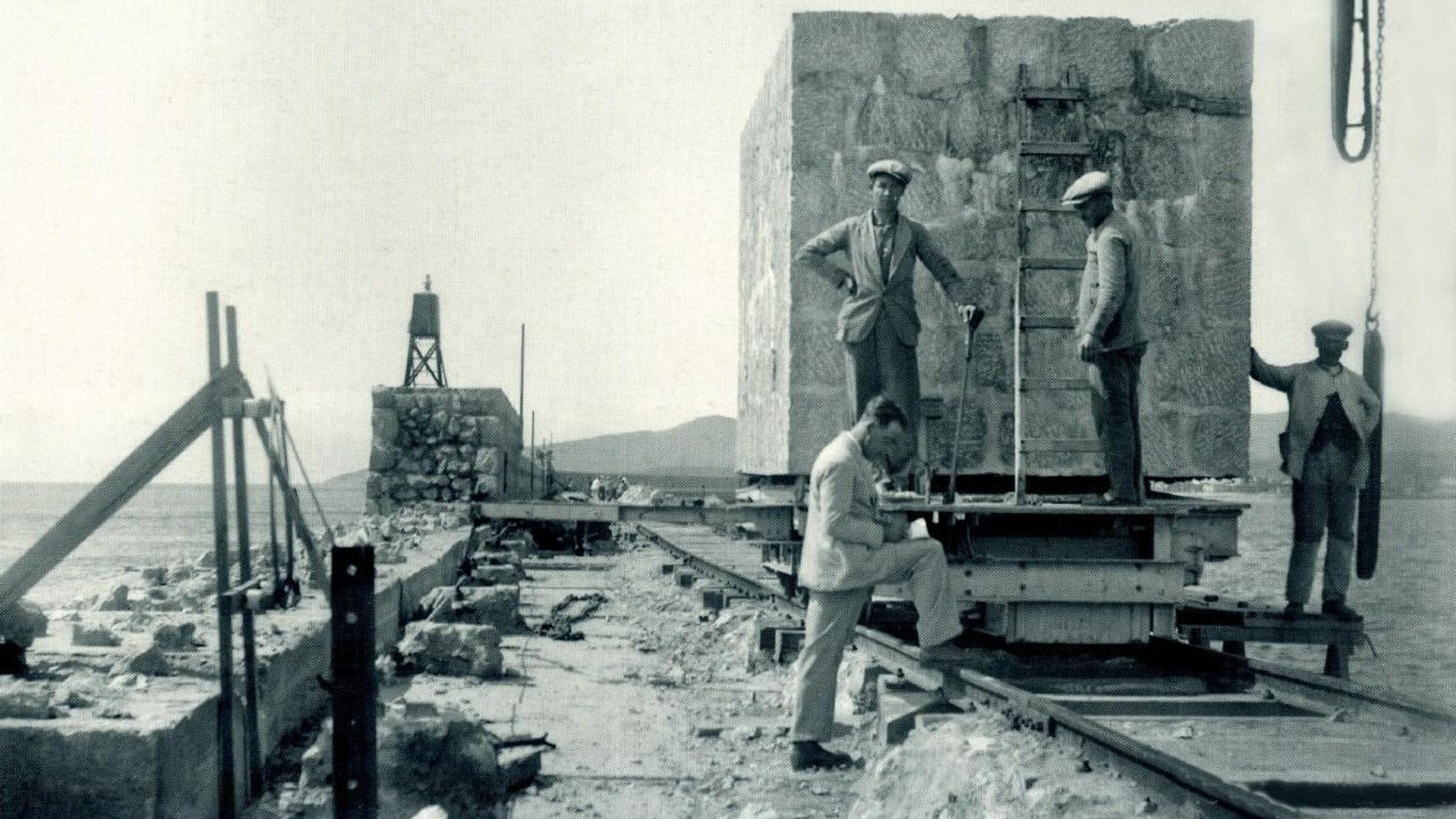El carro transbordador portando un bloque hasta las proximidades del “Titán”. Véase, a la izquierda de la fotografía, el espaldón del rompeolas en construcción (Archivo de la A.P.B.A.).