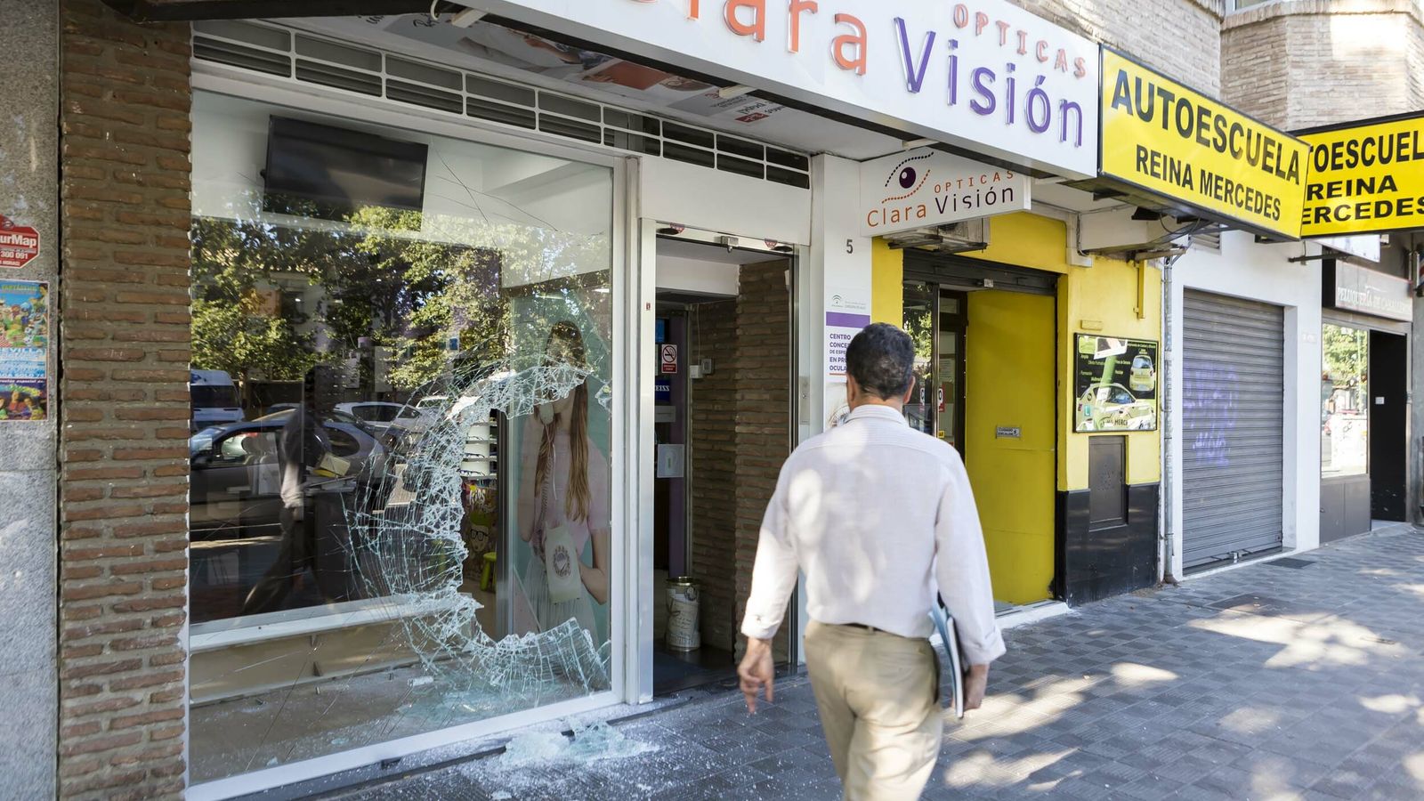 La óptica Claravisión, con el cristal destrozado.