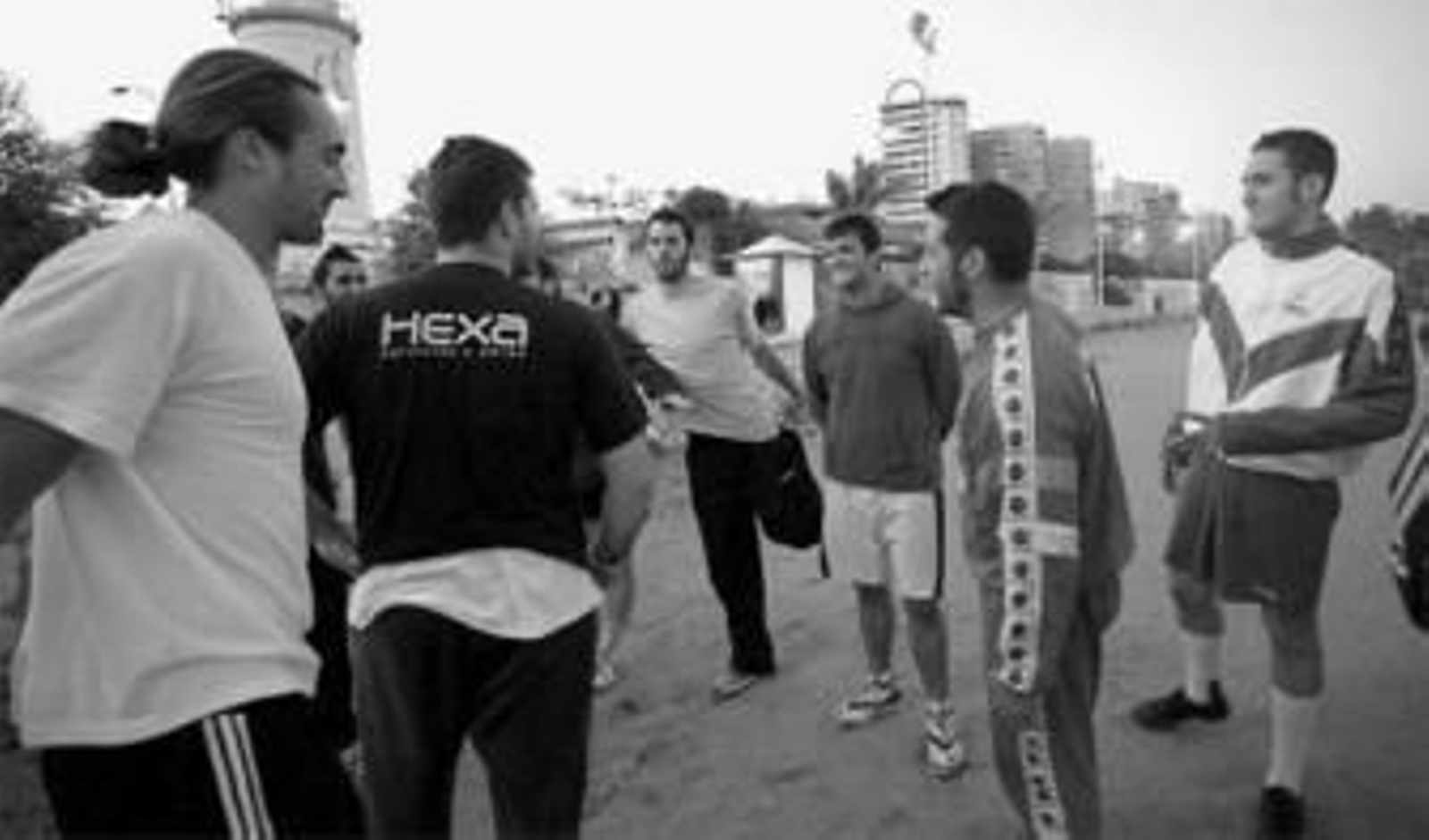 Los jugadores del Hexa, durante un entrenamiento reciente en la playa de La Malagueta.