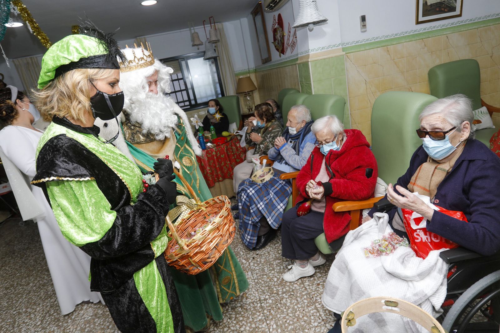 Imágenes de la visita de los Reyes Magos a los hospitales y residencias de mayores de Huelva