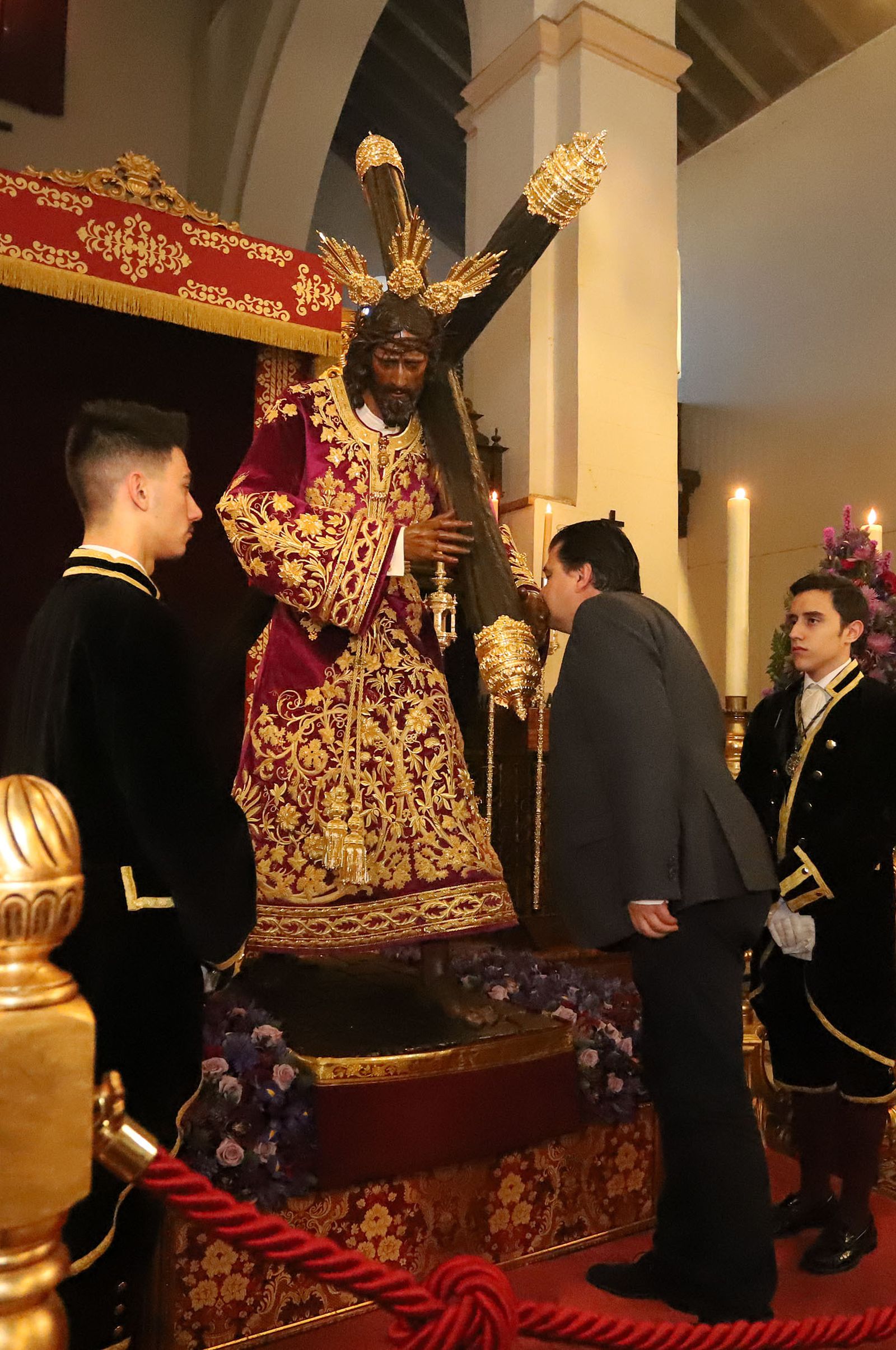Imágenes de la bendición la la nueva túnica del Señor de Pasión y posterior besamanos