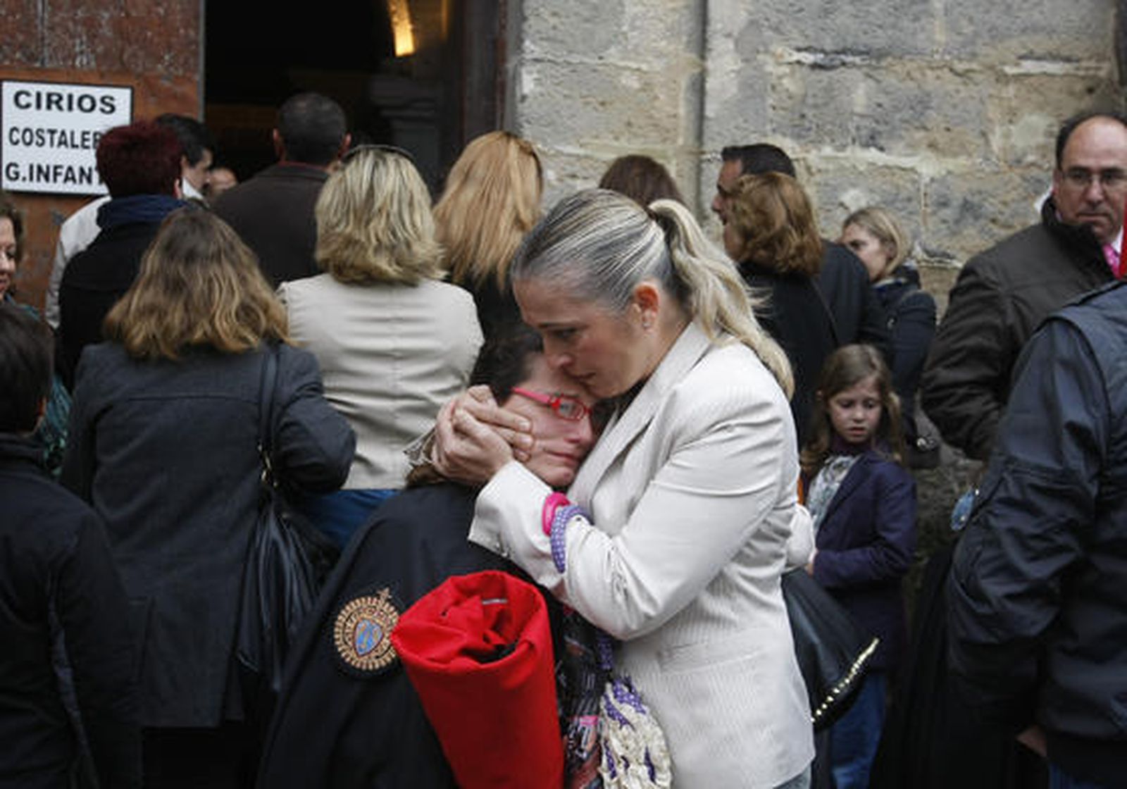 Una joven cofrade de Los Judíos de San Mateo llora tras conocer la noticia de que la cofradía no saldría del templo.

Foto: Pascual