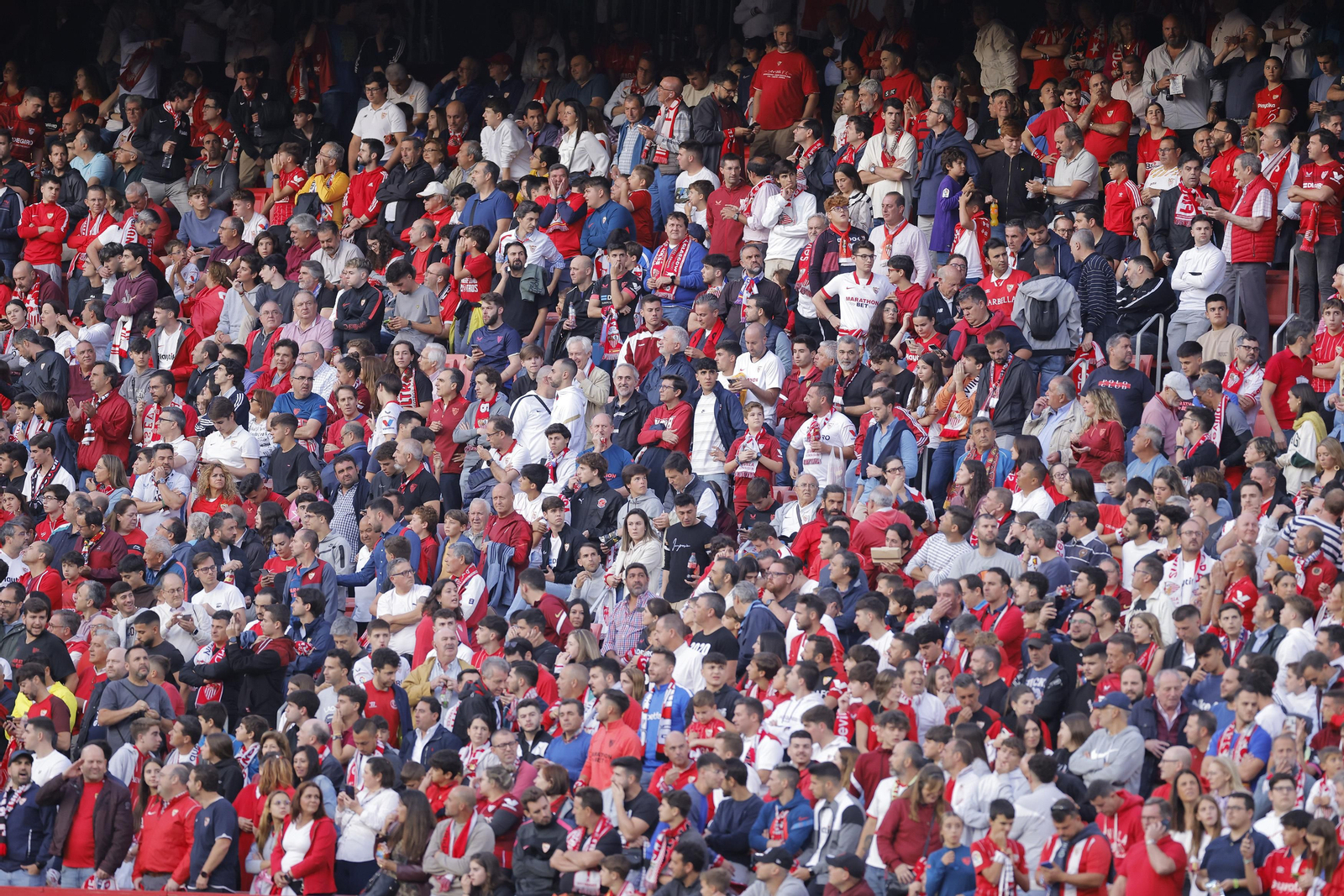 Búscate en las fotos del Sevilla-Betis