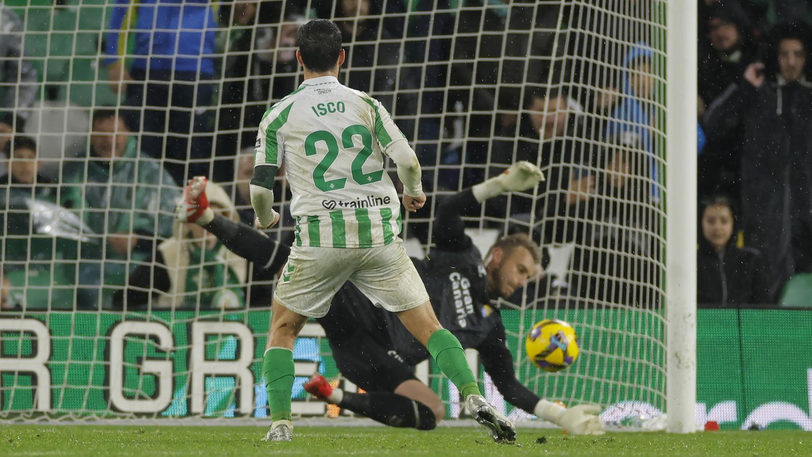 Isco lanza el penalti y Cillessen detiene su disparo.