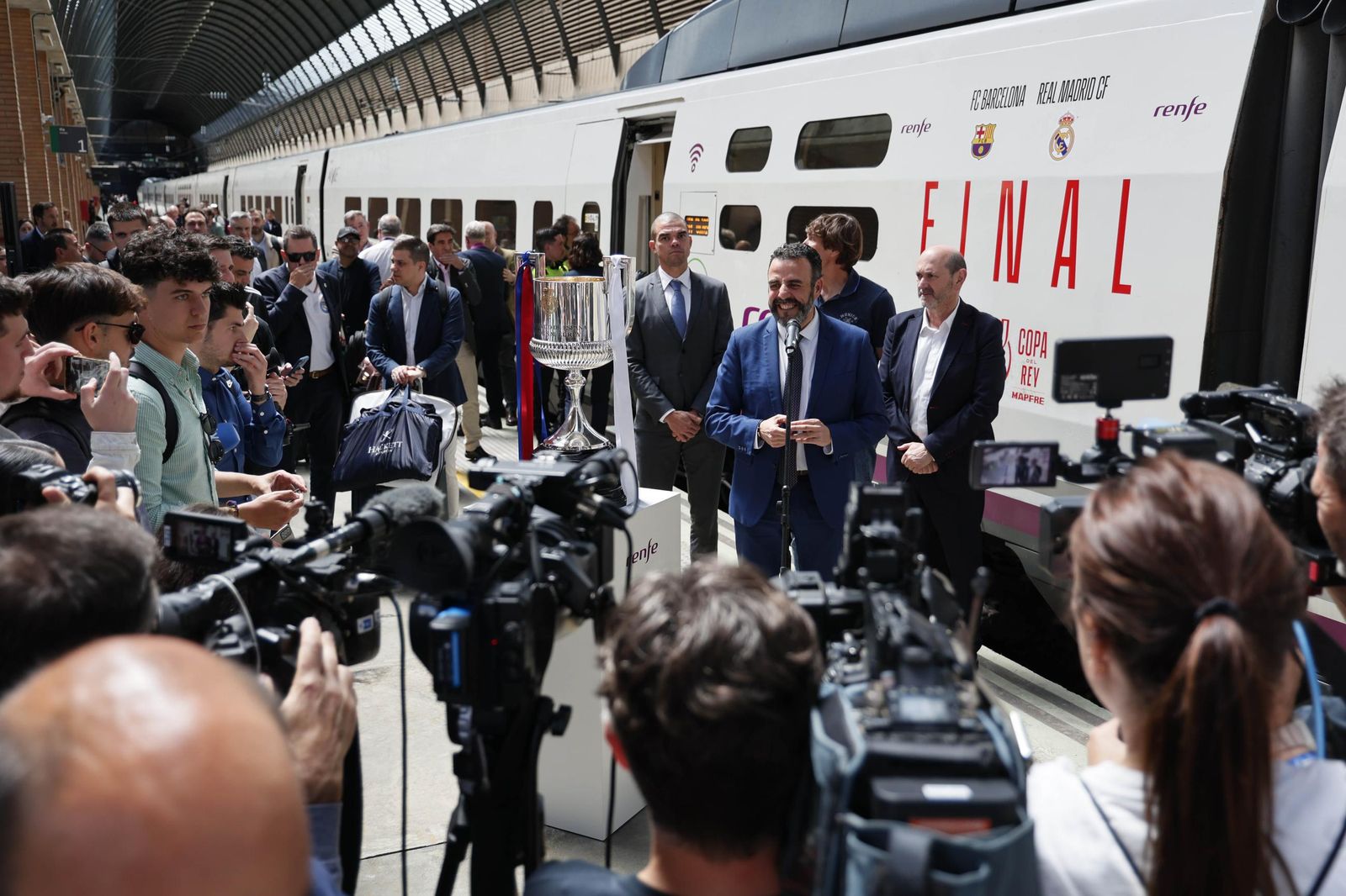 Las imágenes de la llegada de la Copa del Rey a Sevilla