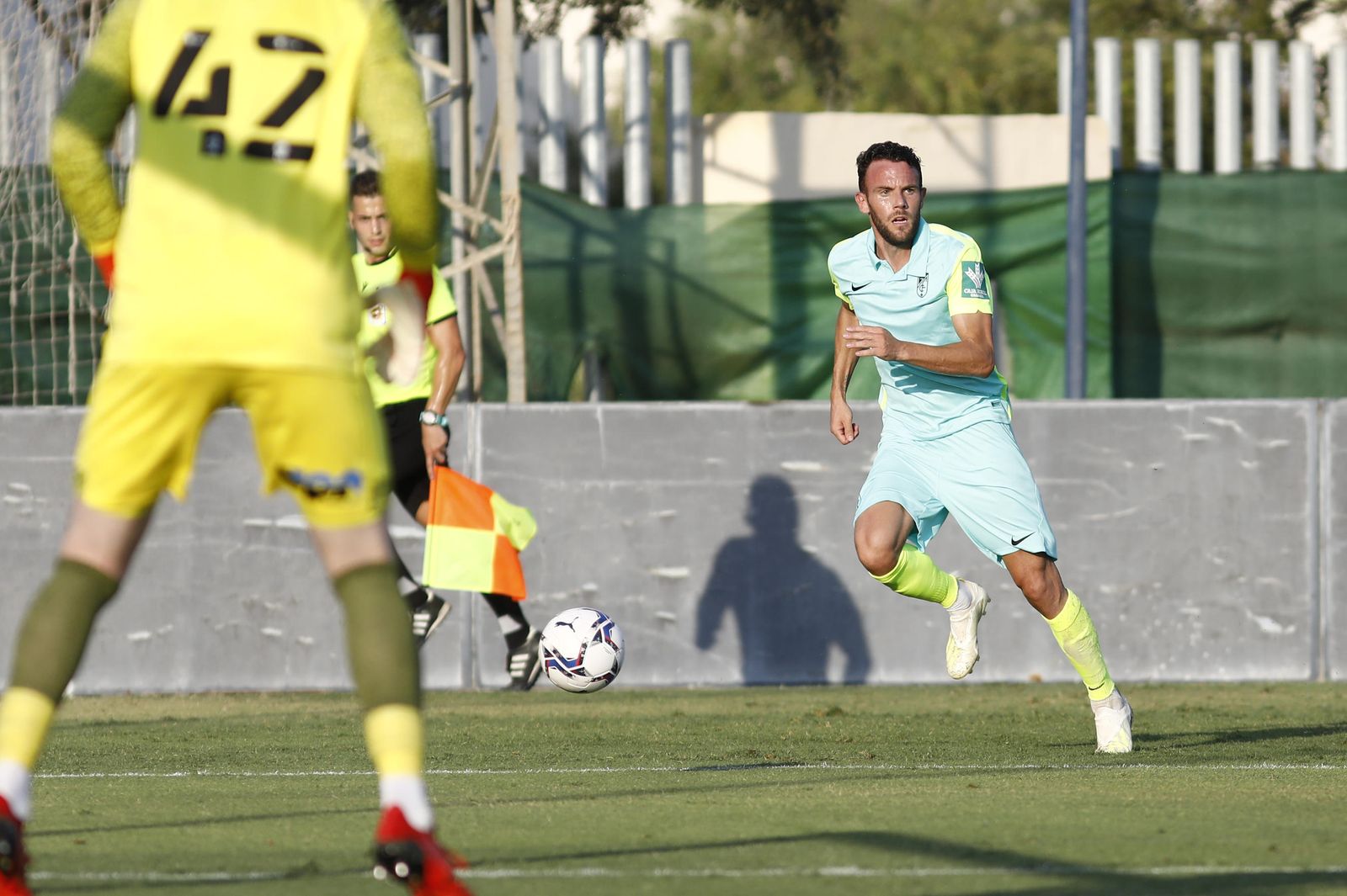 Quini progresa con el balón en un partido de pretemporada