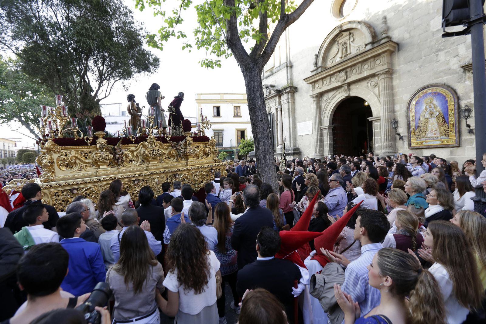 Nuestro Padre Jesús del Prendimiento saludando a la hermandad de la Soledad.