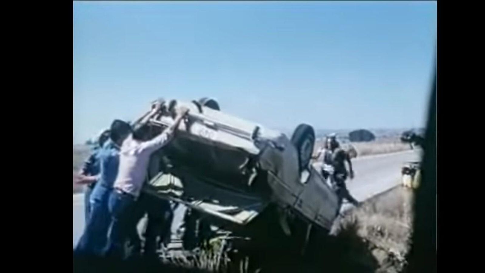 El equipo de 'La segunda oportunidad' (con camisa azul, Enrique Cerezo), elimina un coche accidentado