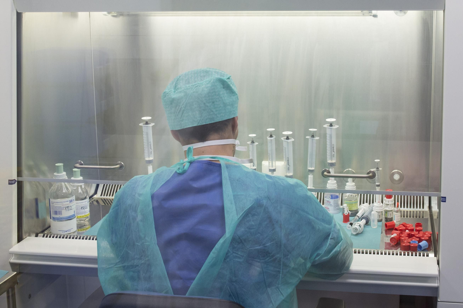 Un investigador en un laboratorio.