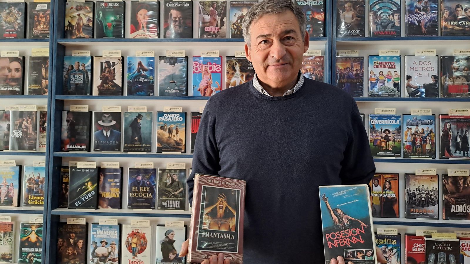 Juan García posa con dos de sus películas.