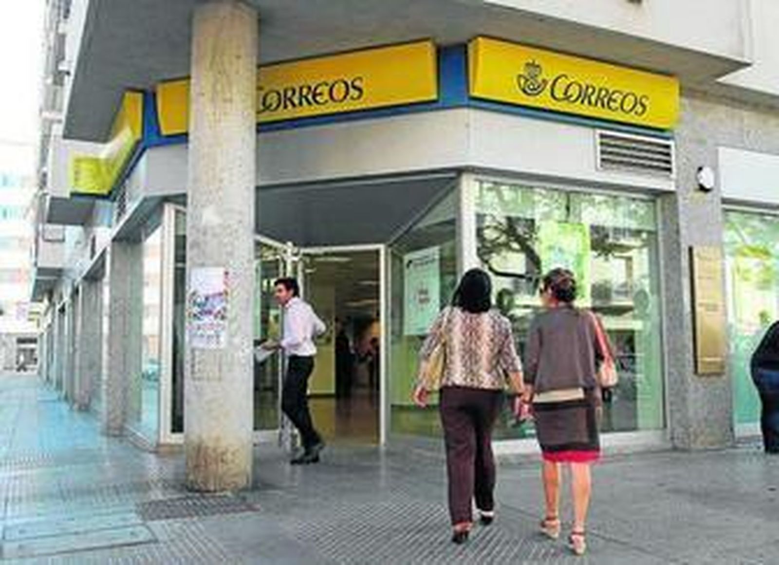 Usuarios accediendo ayer a la oficinas de Correos de la Avenida de Italia.