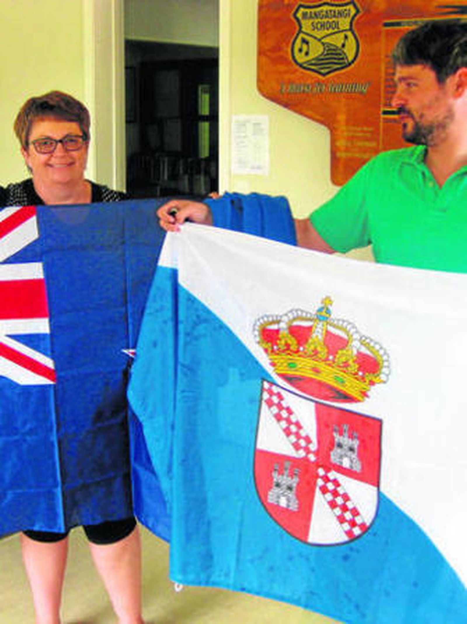 1. Momento del intercambio de banderas en Mangatangi. 2. Acto de entrega de la bandera neozelandesa en en Ayuntamiento de La Roda.