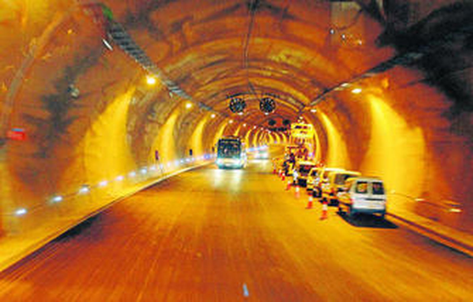 Túnel en Despeñaperros, dentro del tramo abierto ayer.