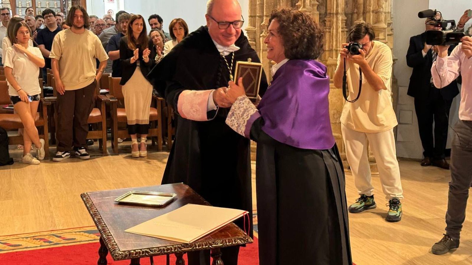 Aranda recibe la medalla de oro de la UGR de manos de Pedro Mercado.