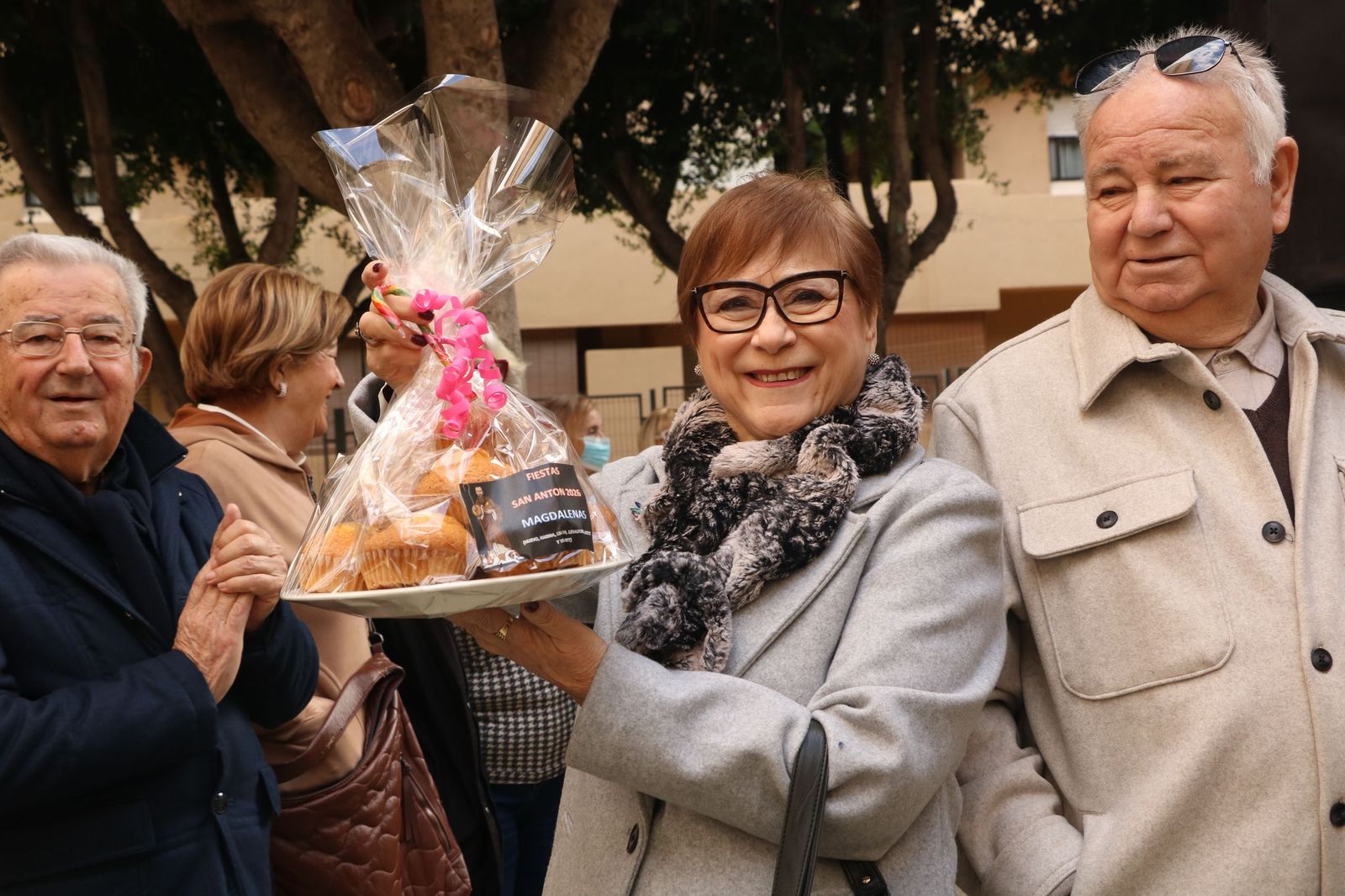 Así ha sido la bendición de las mascotas y la subasta de 'rabicos' en el casco histórico de Almería
