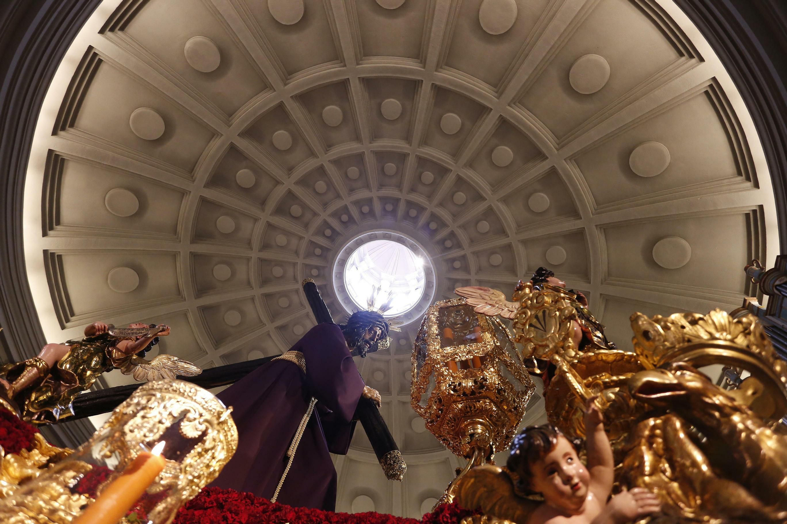 Colas en los templos a la espera de la Madrugá