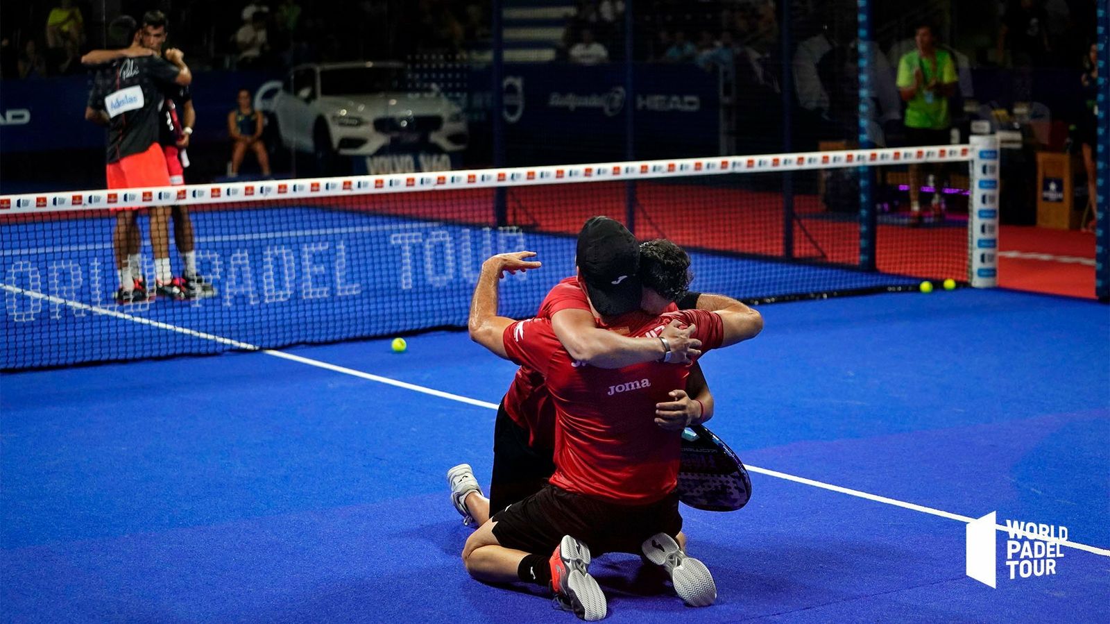 Botello y Javi Ruiz se abrazan tras lograr el pase a semifinales.