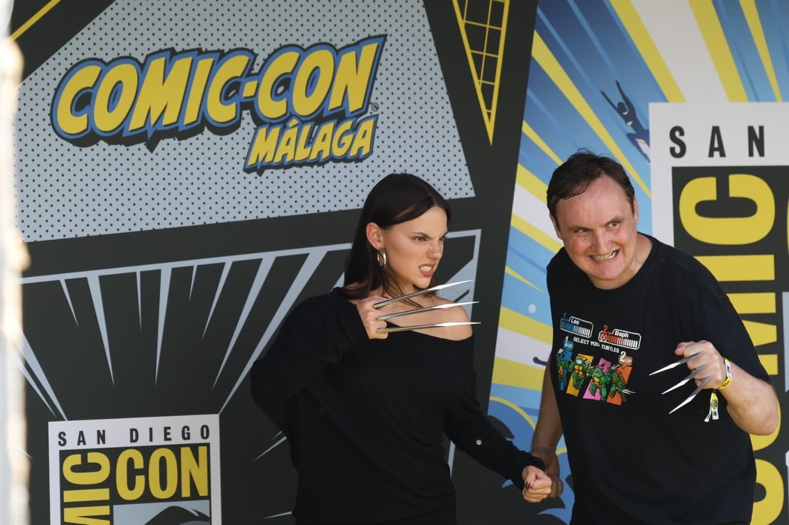 Dafne Keen posa junto a un seguidor en la Comic-Con en Málaga.