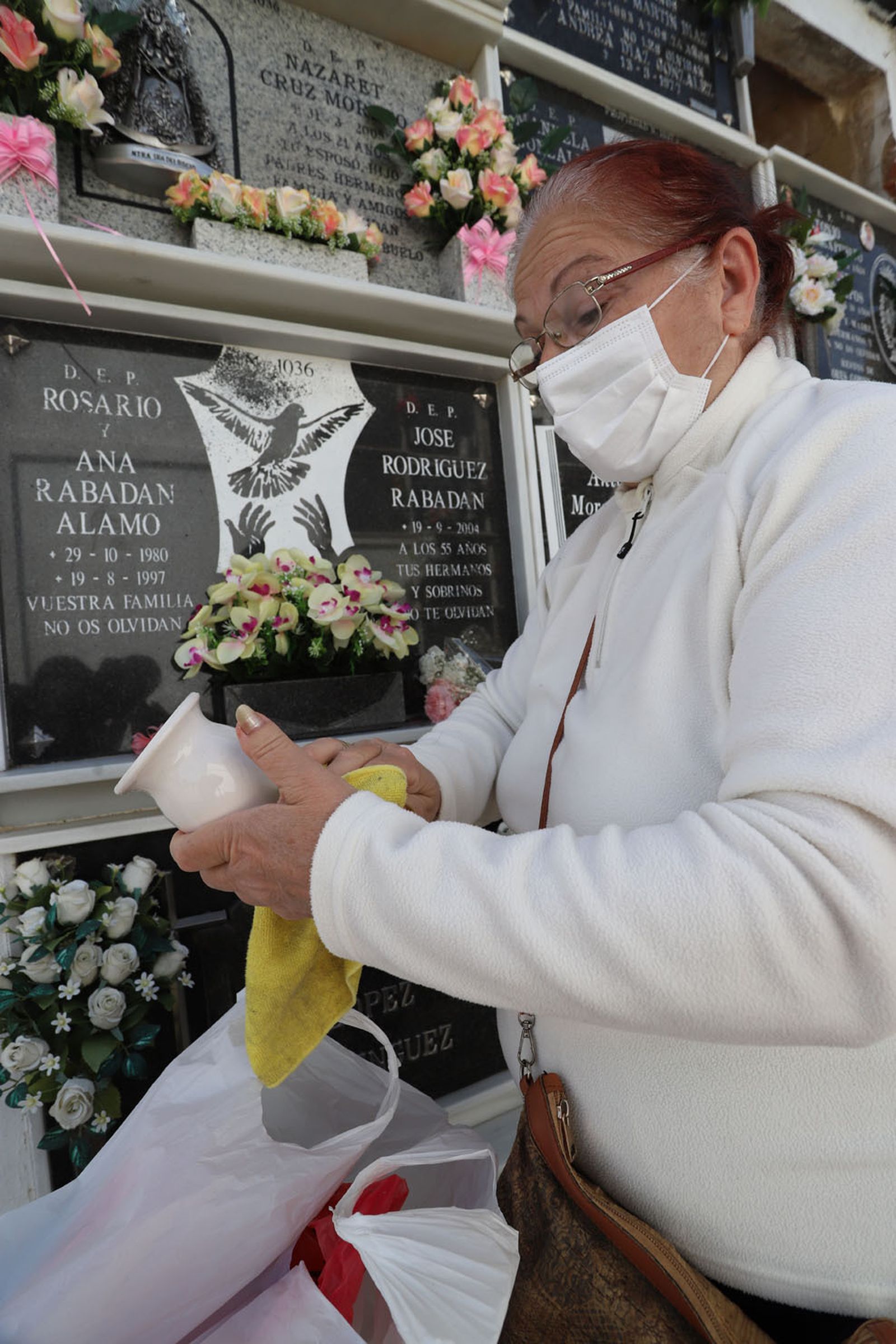 Imágenes de los preparativos en el cementerio de Huelva con motivo de la festividad de Todos los Santos