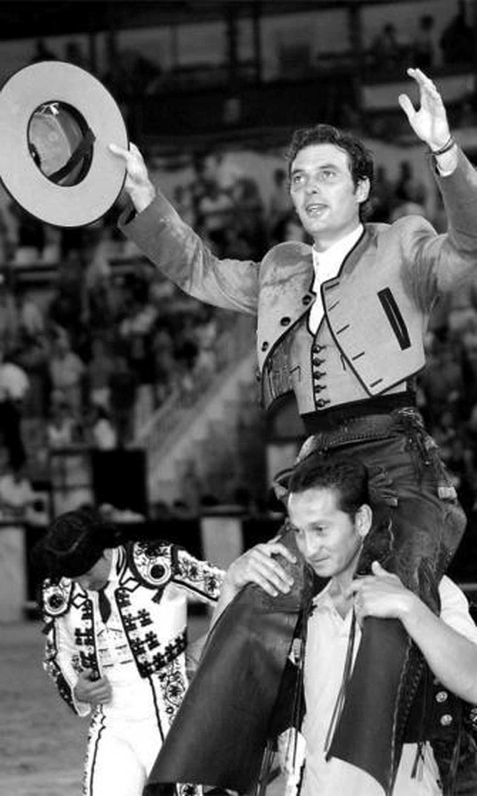 Andy Cartagena, ayer, a hombros para salir por la Puerta Grande de Manolo Segura.