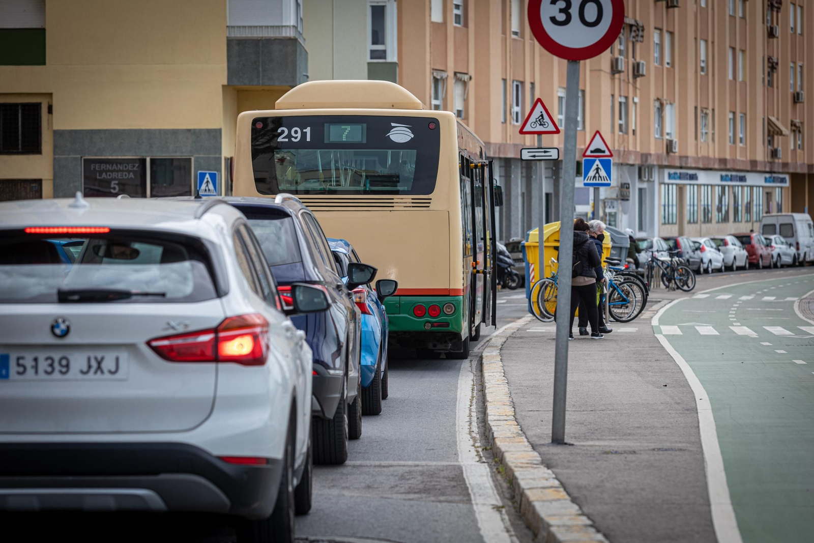 Un autobús de la línea 7 se detiene en el Paseo Marítimo en la parada ubicada junto a Granja San Ildefonso.