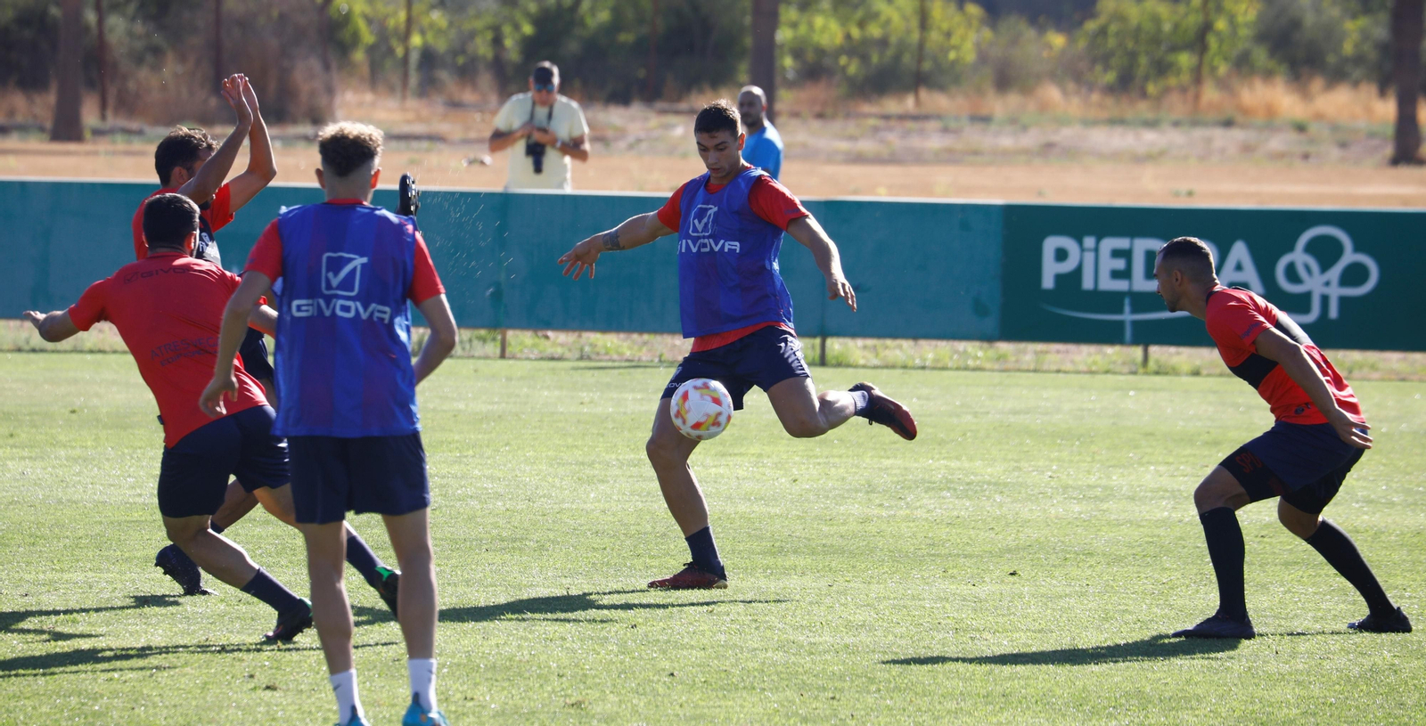 Adrián Fuentes remata el balón en un entrenamiento del Córdoba CF.