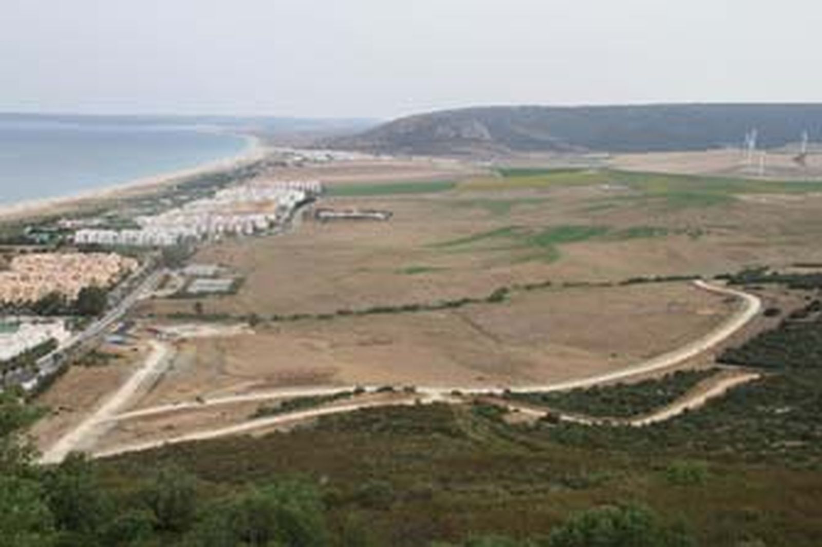 Vista de Atlanterra, ayer. En el centro, los carriles que delimitan la parcela de Grupo Q. A la izquierda, las primeras obras. /Manuel Aragón Pina