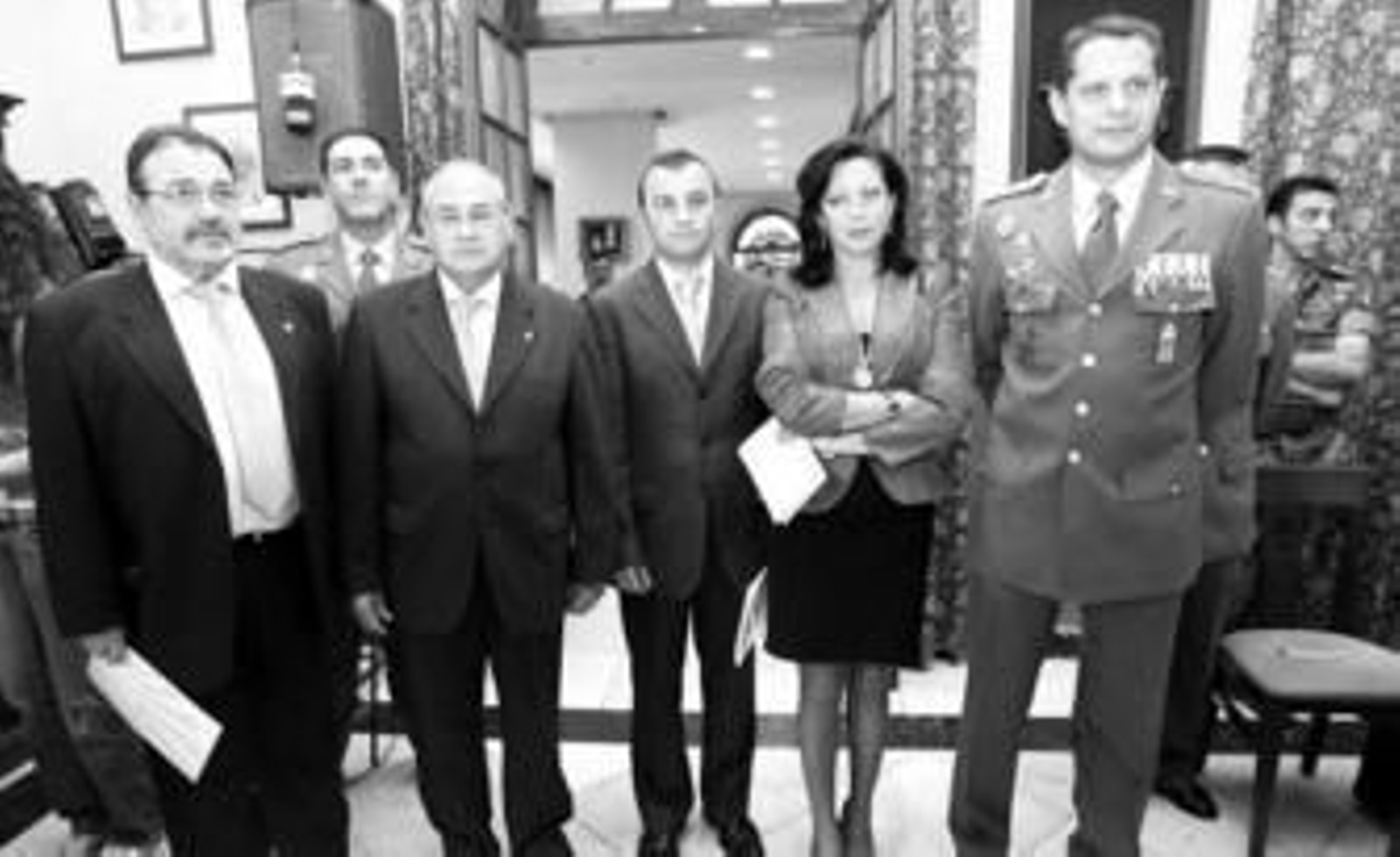 El general de la Brigada, acompañado de representantes del Ayuntamiento, la Real Academia, la Cámara de Comercio y la UCO. El general de la Brigada, acompañado de representantes del Ayuntamiento, la Real Academia, la Cámara de Comercio y la UCO.