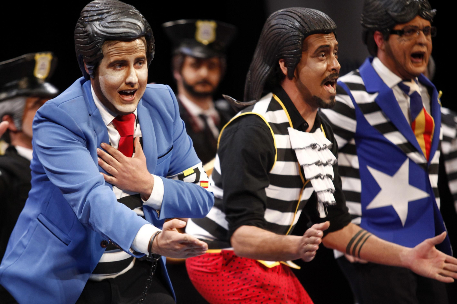 Los componentes de la chirigota de Murcia en el Falla.