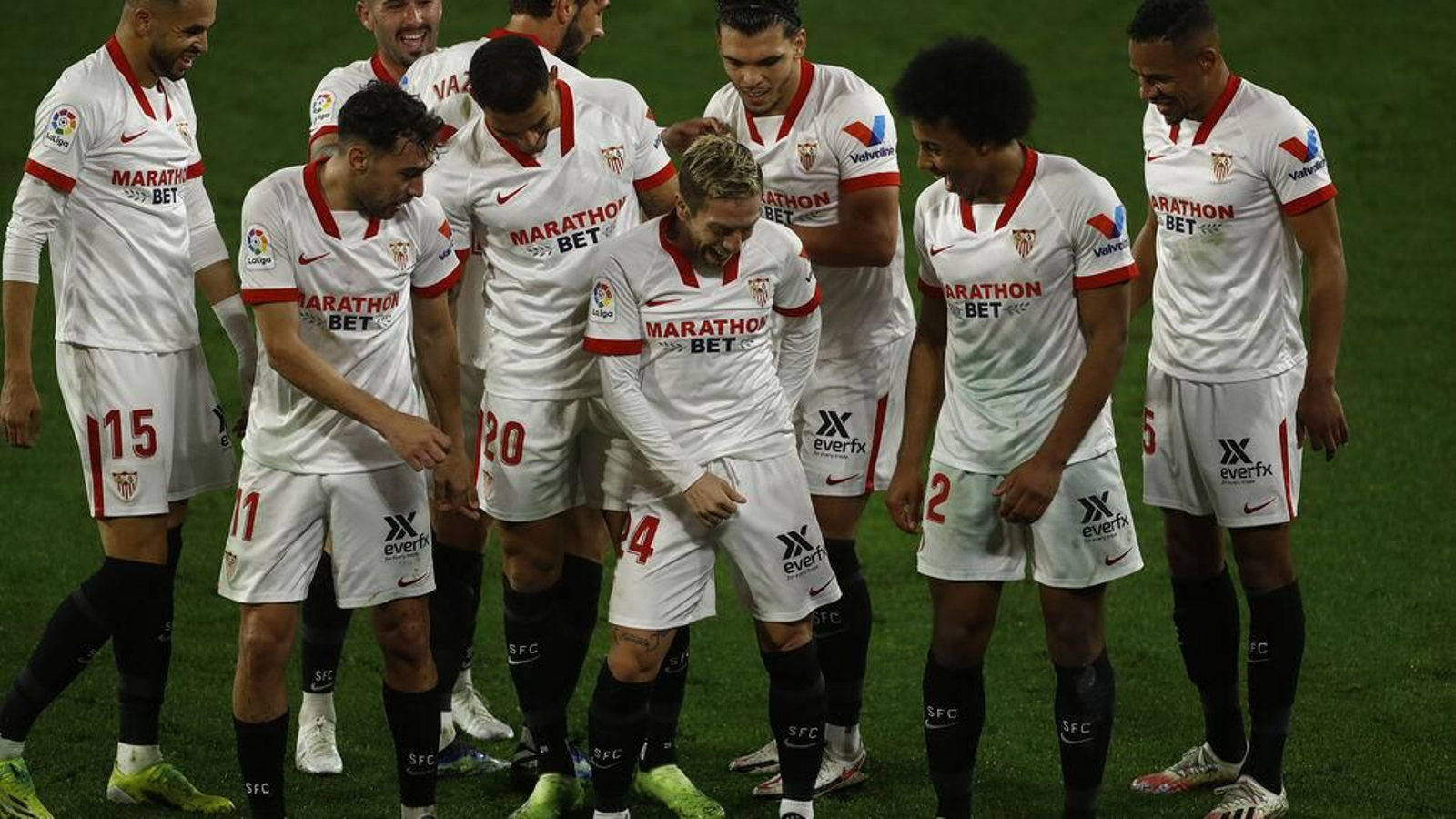 Papu Gómez hace su primer baile tras su gol con sus compañeros muy atentos.