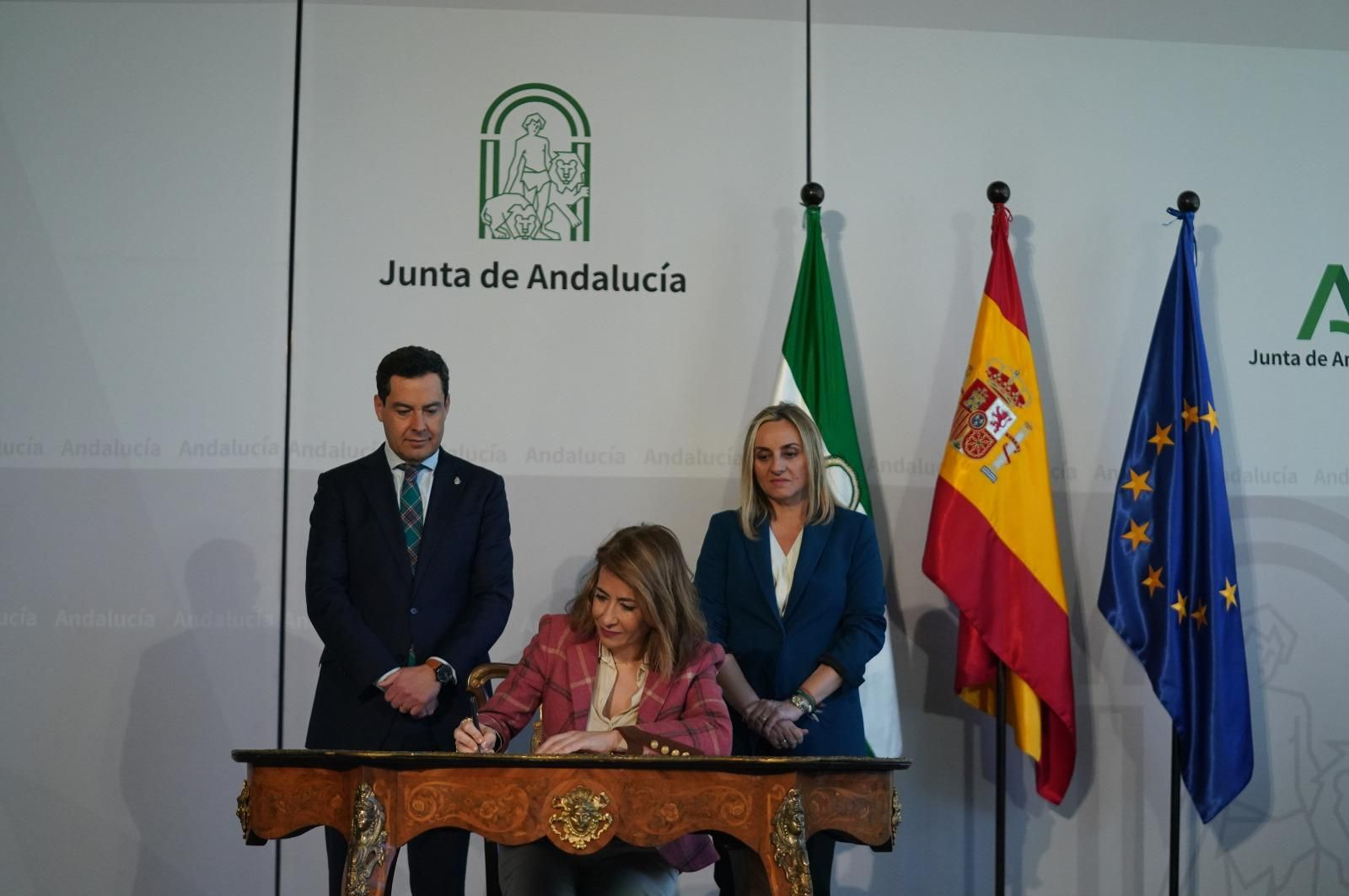 Raquel Sánchez firma el acuerdo en presencia de Juanma Moreno y Marifrán Carazo.