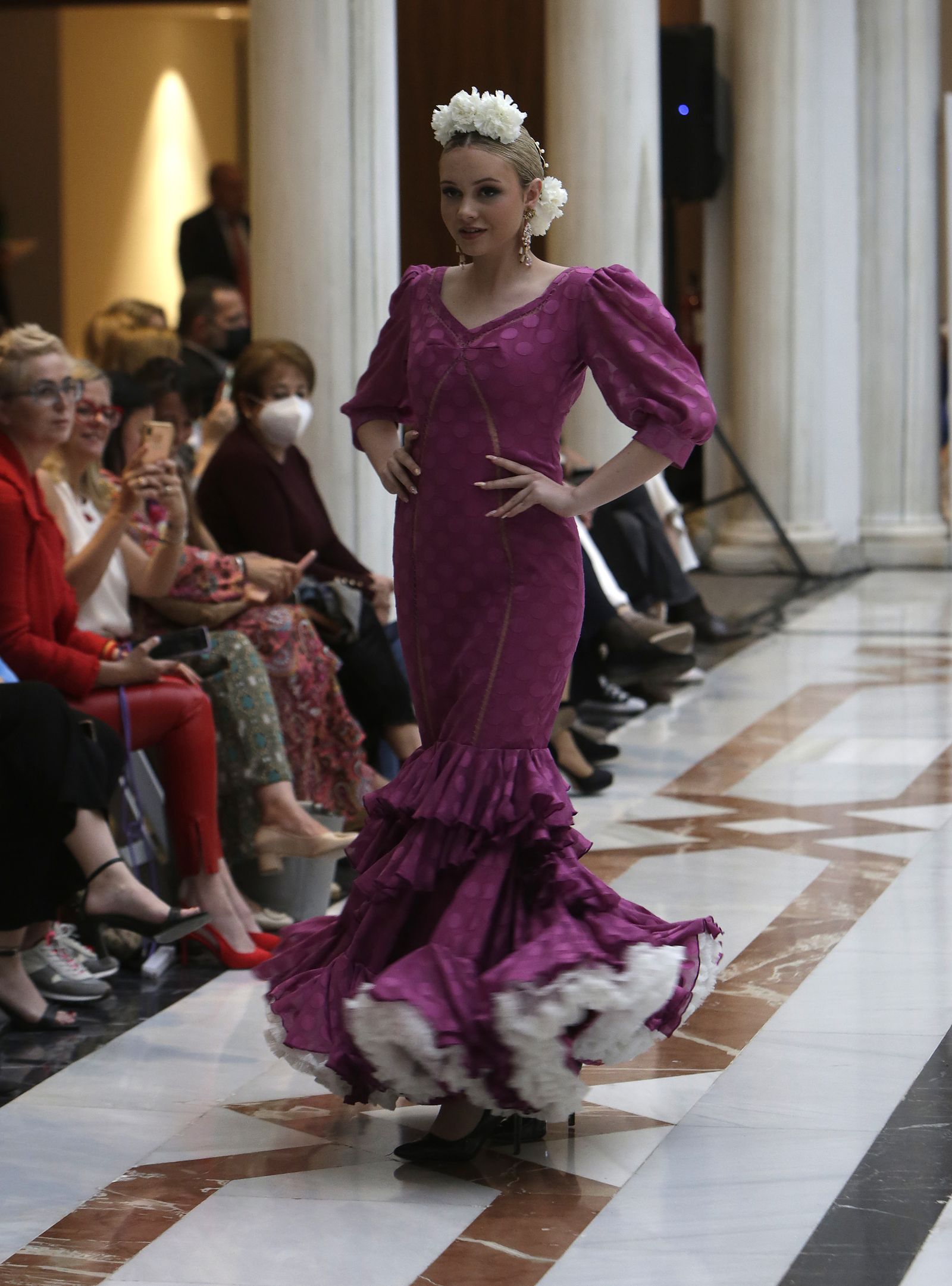 Desfile moda flamenca en las vísperas de la Feria de Abril CaixaBank