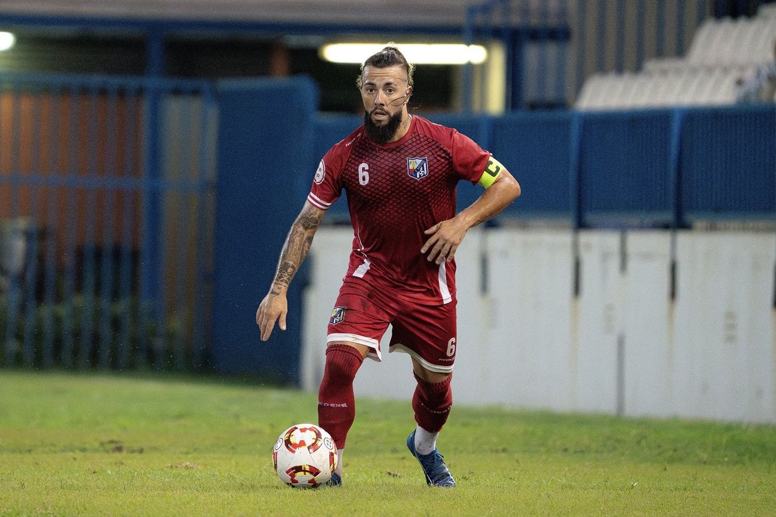 Un jugador del CF Motril en un partido anterior.