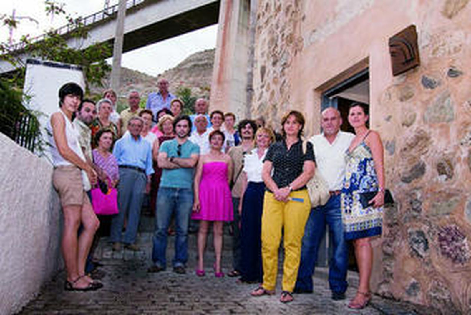 Autoridades y artistas junto a la Torre Nazarí.