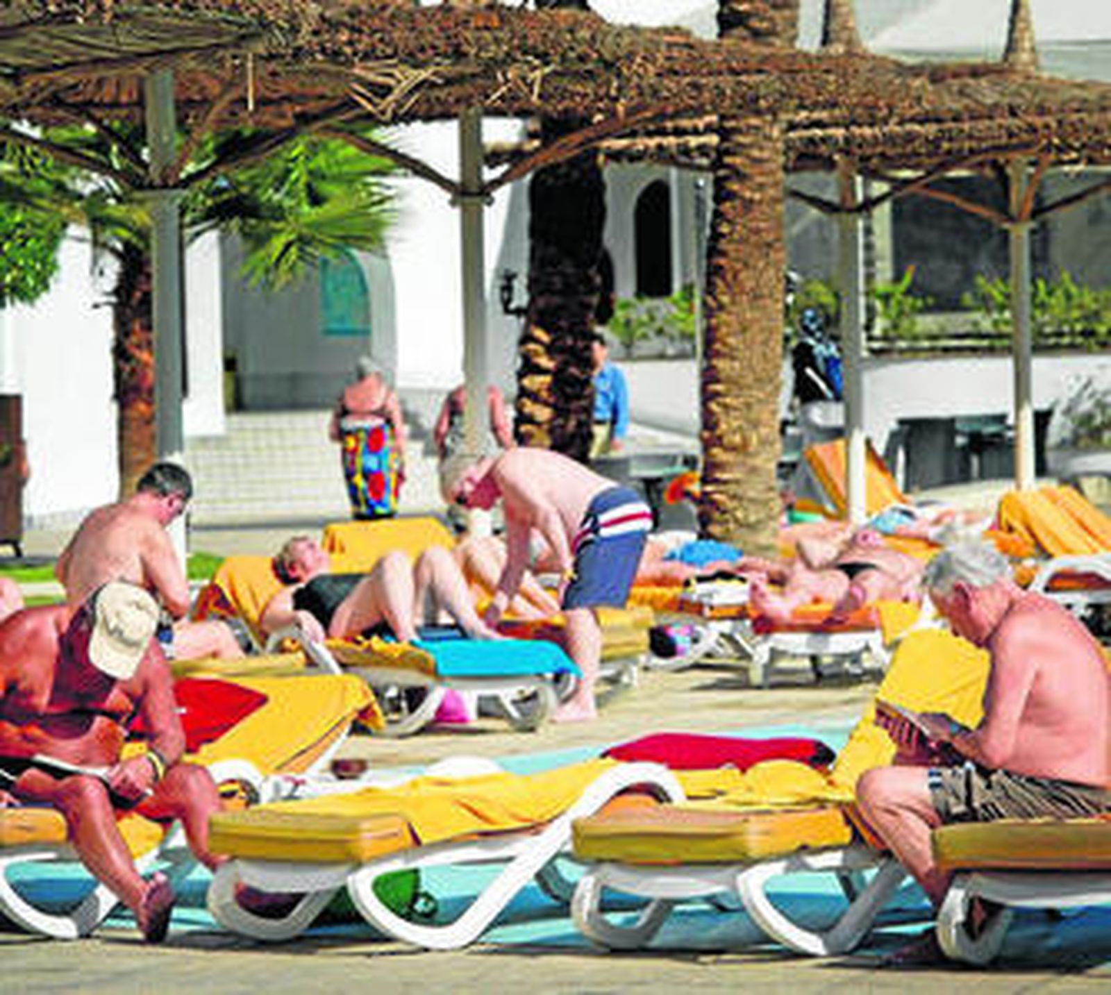 Varios turistas disfrutan de sus vacaciones en un complejo vacacional en Sharm el-Sheij, en Egipto.