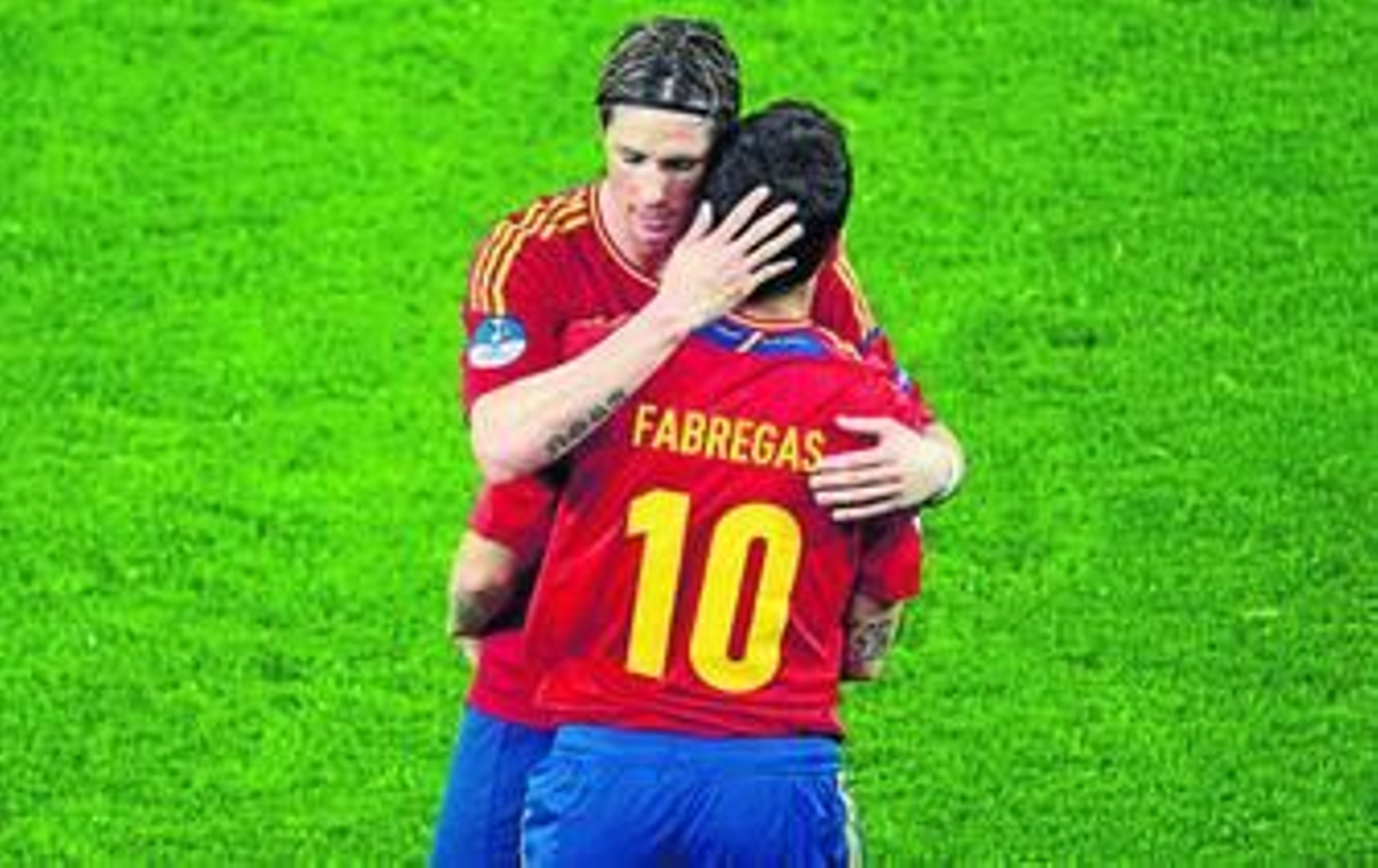 Fernando Torres se abraza a Cesc en el momento de la sustitución.