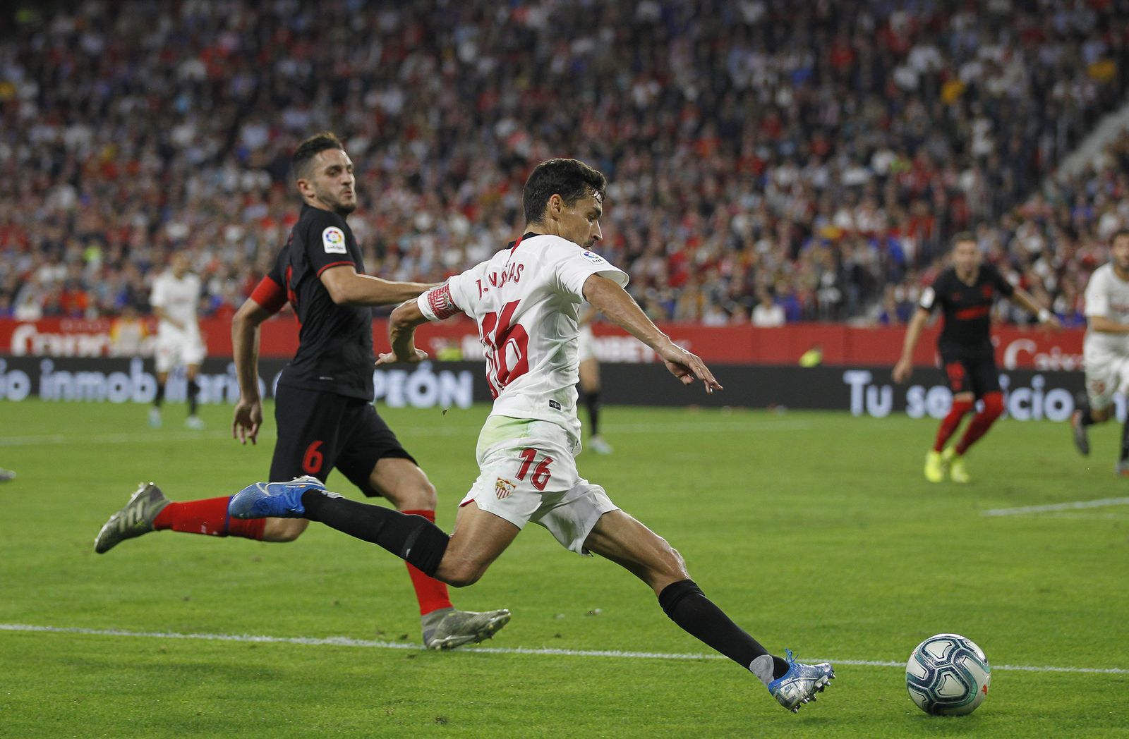 Jesús Navas, en una característica acción, el centro en carrera tras superar a Koke.
