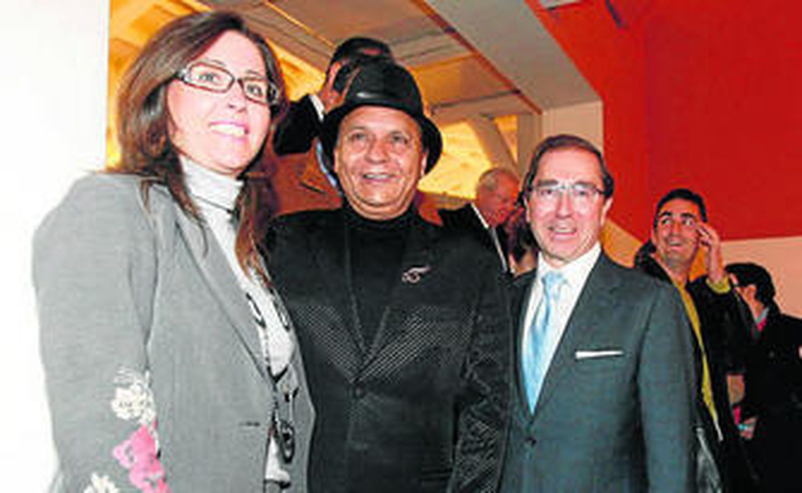 Javier Arenas saluda a una de las asistentes al acto.