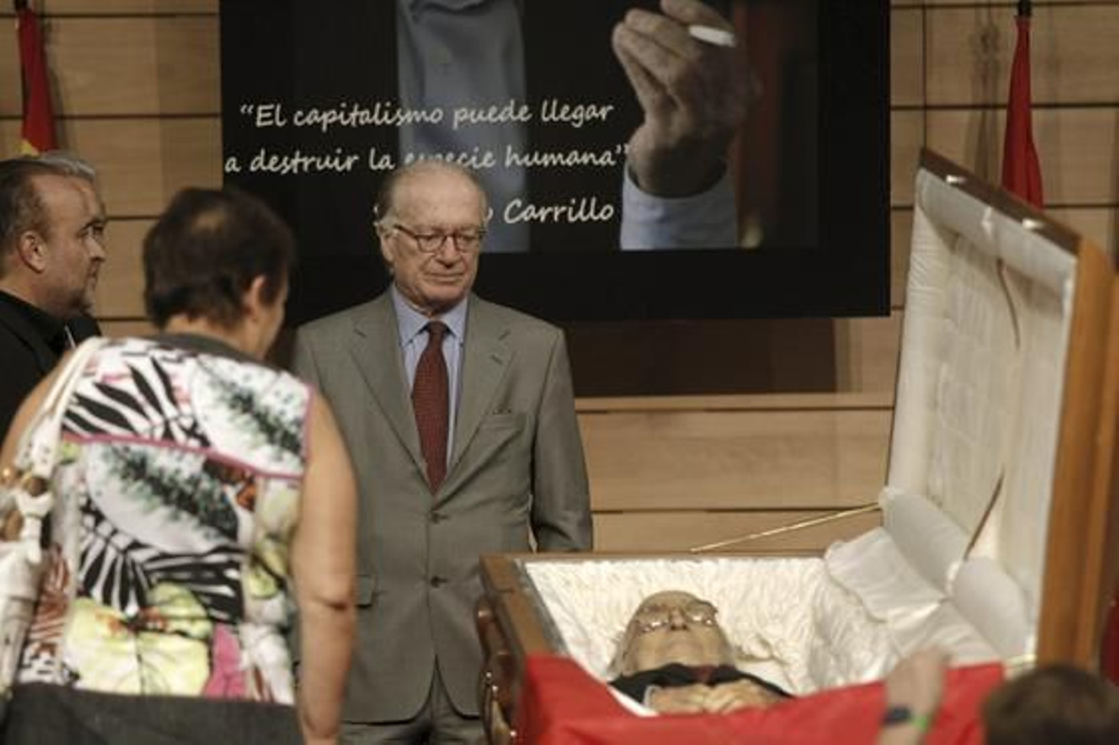 El vicepresidente de la Fundación Alternativas, Nicolás Sartorius, en la capilla ardiente de Santiago Carrillo.

Foto: EFE